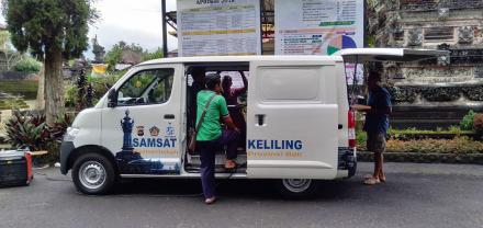 UPTD Pelayanan Pajak dan Retribusi Daerah Kabupaten Buleleng Melaksanakan Pelayanan Samsat Keliling 